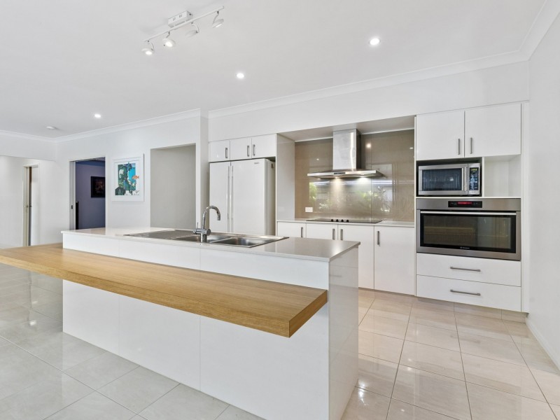 6 Lillian Rd, Palm Cove QLD 4879