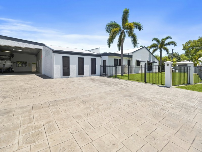 2 Ribbon Close, Clifton Beach QLD 4879