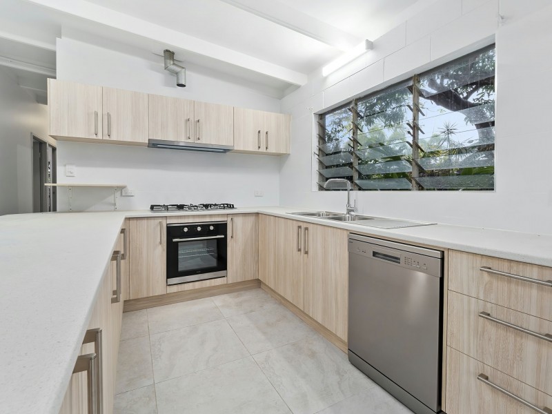 2 Ash Street, Holloways Beach QLD 4878