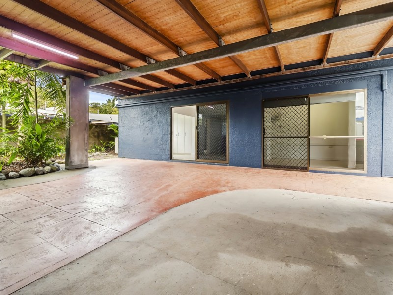 34 Poinsettia Street, Holloways Beach QLD 4878