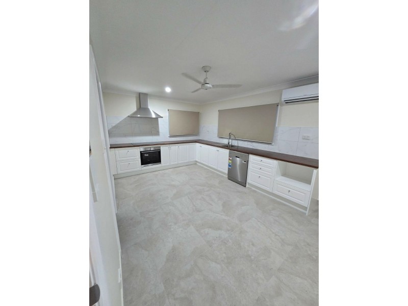 21-23 Oak Street, Holloways Beach QLD 4878