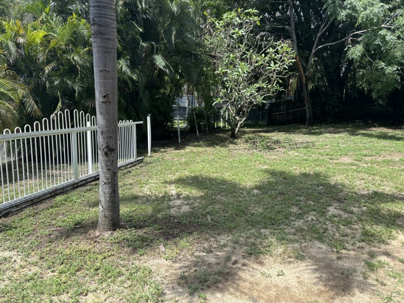 21-23 Oak St, Holloways Beach QLD 4878