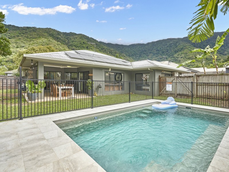 4 Kentia St, Palm Cove QLD 4879