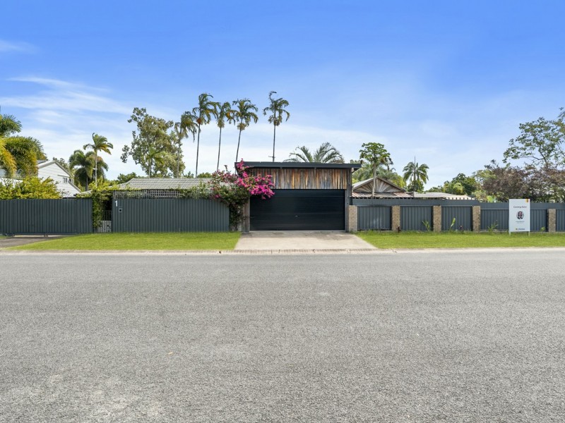 1 Saffron Close, Holloways Beach QLD 4878