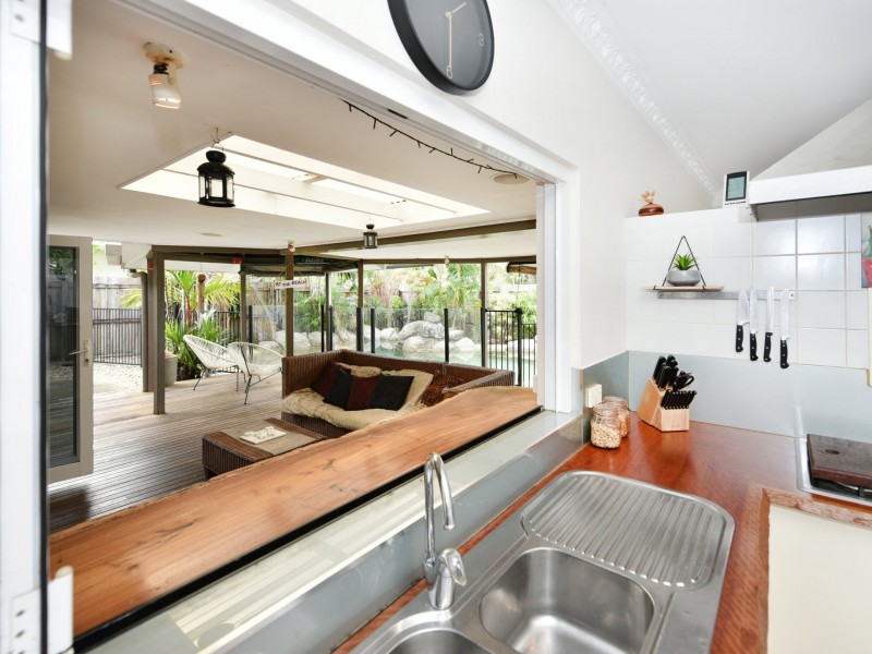 2 Baronia Cresent, Holloways Beach QLD 4878