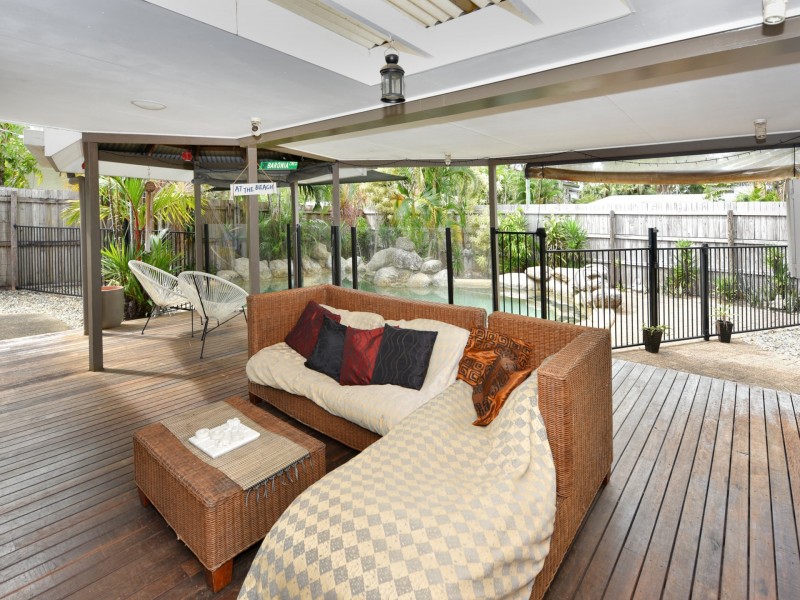 2 Baronia Cresent, Holloways Beach QLD 4878