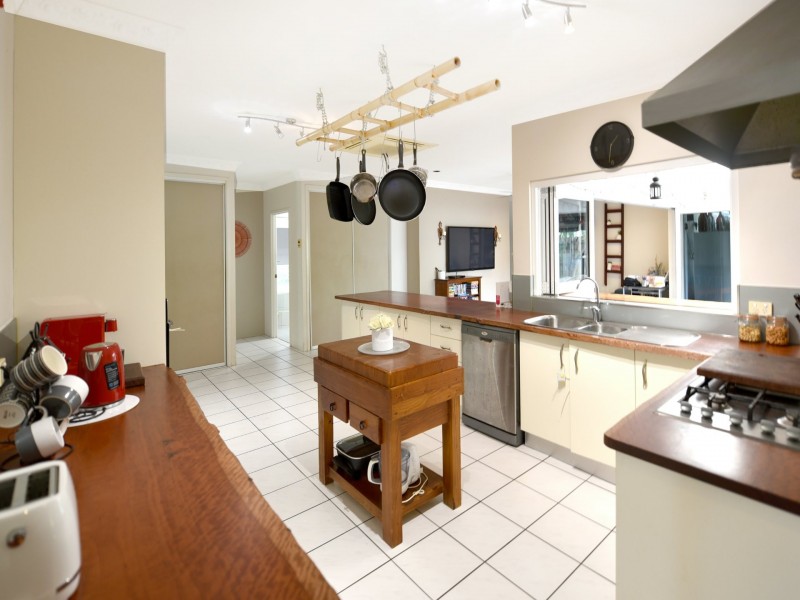 2 Baronia Cresent, Holloways Beach QLD 4878