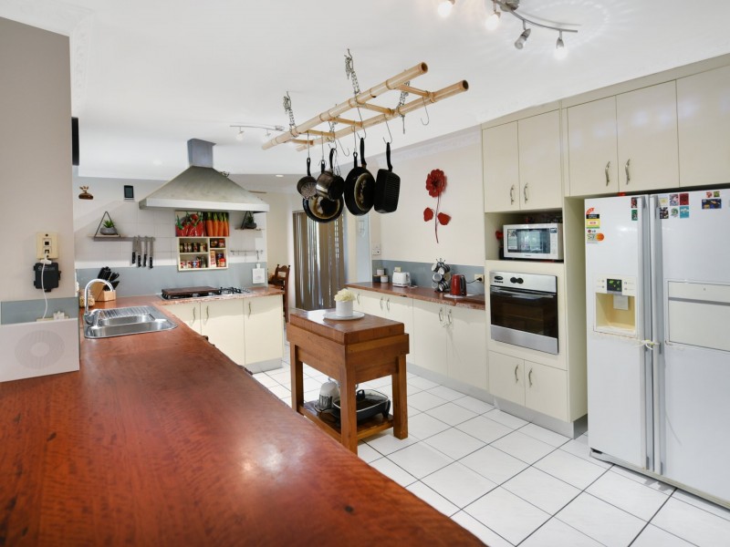 2 Baronia Cresent, Holloways Beach QLD 4878