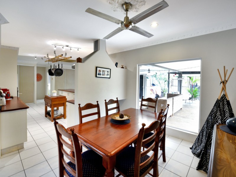 2 Baronia Cresent, Holloways Beach QLD 4878