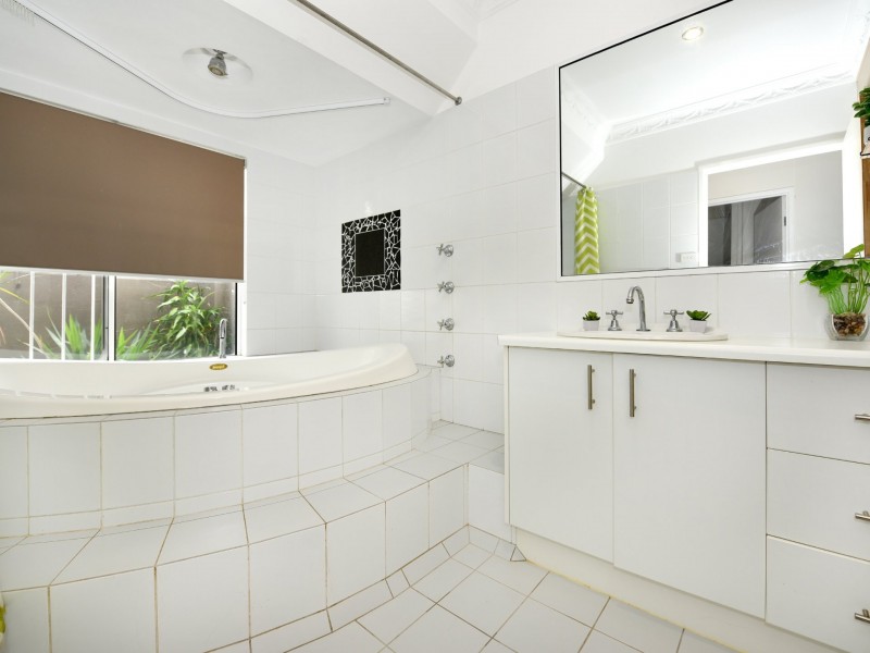 2 Baronia Cresent, Holloways Beach QLD 4878
