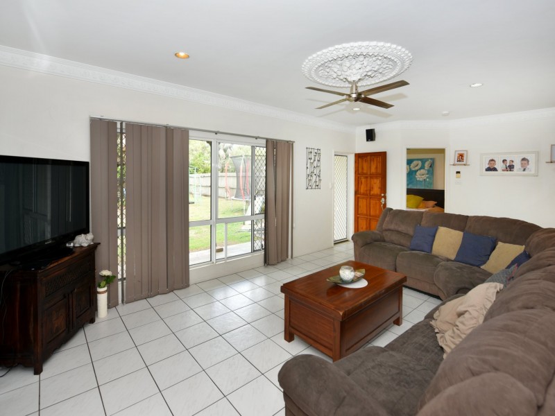2 Baronia Cresent, Holloways Beach QLD 4878