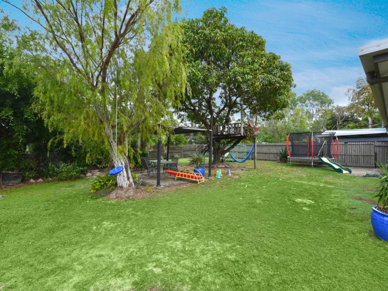 2 Baronia Cresent, Holloways Beach QLD 4878