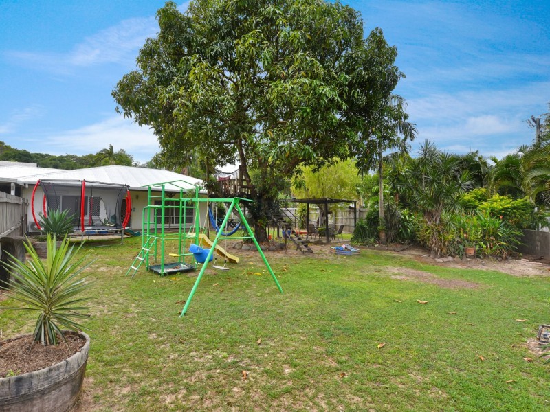 2 Baronia Cresent, Holloways Beach QLD 4878