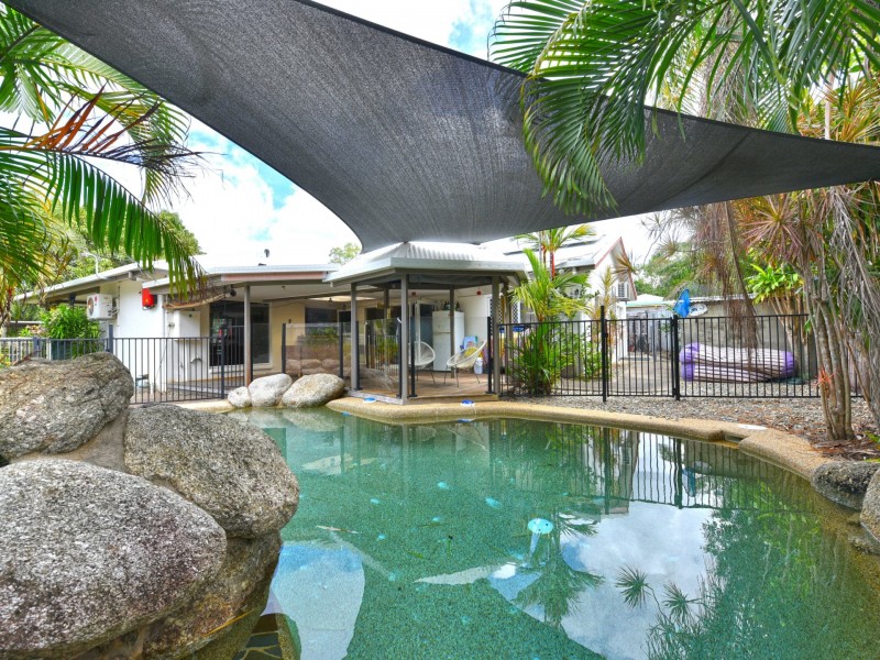 2 Baronia Cresent, Holloways Beach QLD 4878