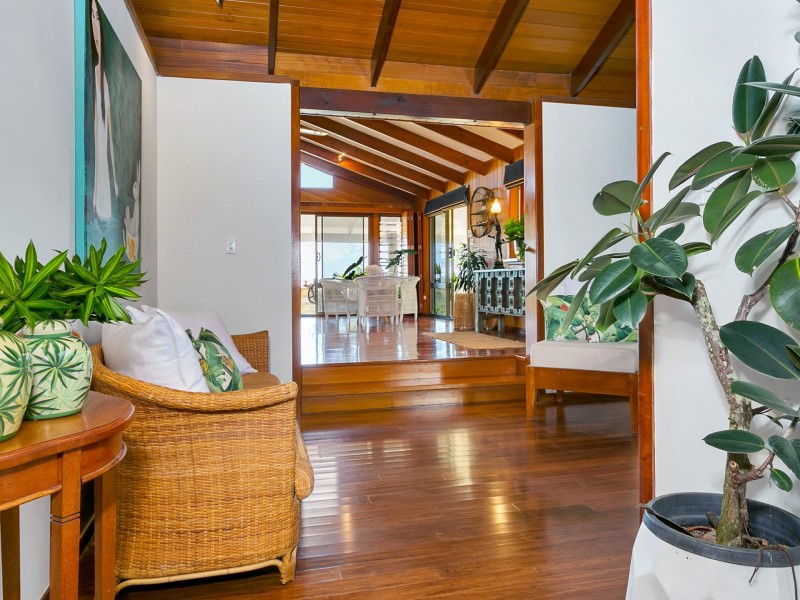 111 O’Shea Esplanade, Machans Beach QLD 4878