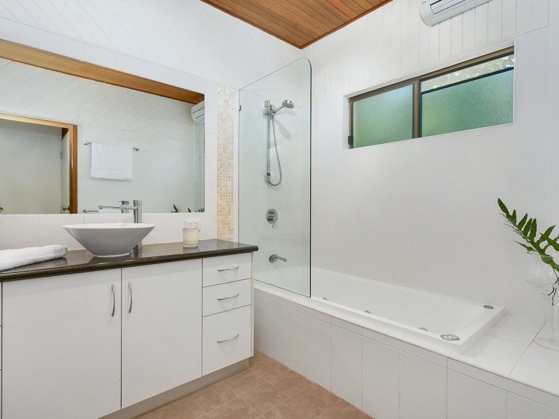 111 O’Shea Esplanade, Machans Beach QLD 4878