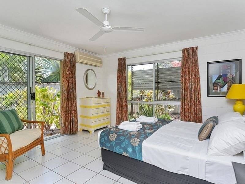 27 Mimosa Street, Holloways Beach QLD 4878
