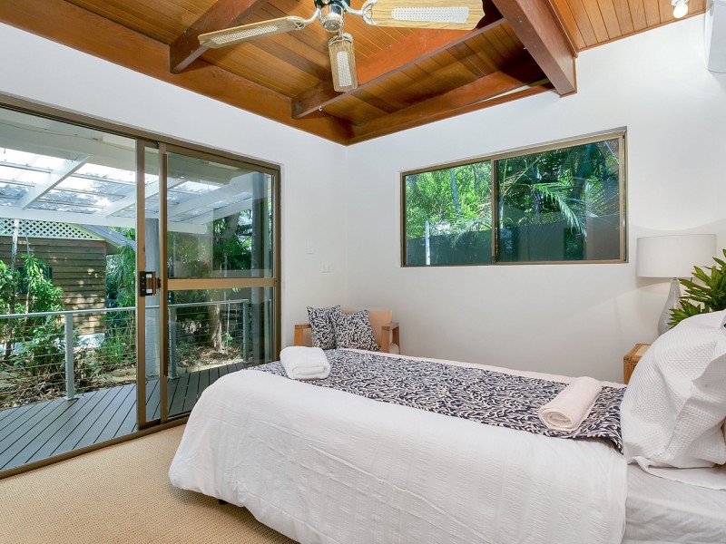 111 O’Shea Esplanade, Machans Beach QLD 4878