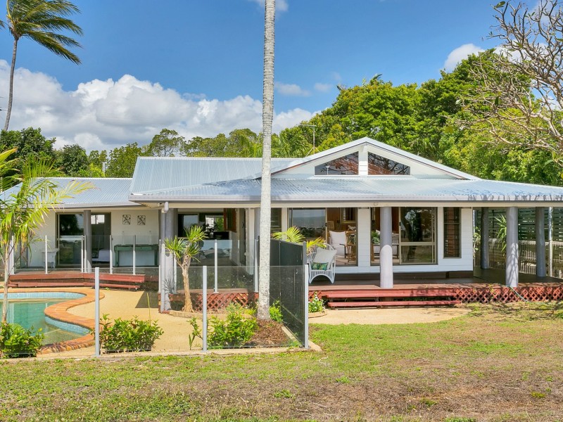 111 O’Shea Esplanade, Machans Beach QLD 4878