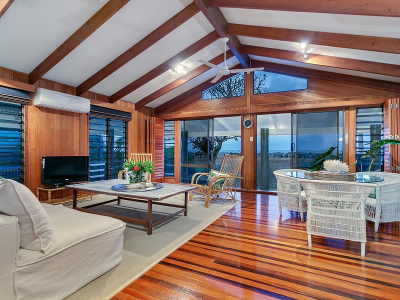 111 O’Shea Esplanade, Machans Beach QLD 4878