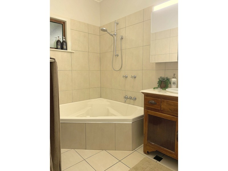 25-27 Cascades Drive, Redlynch QLD 4870