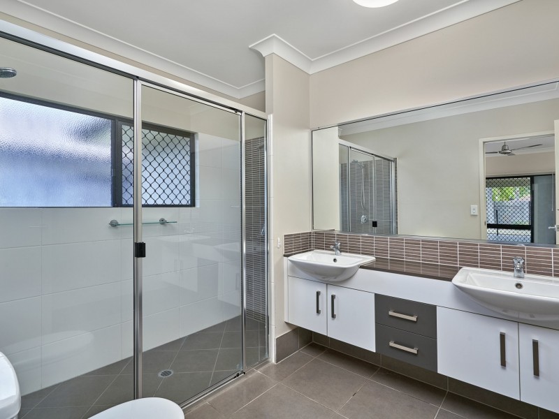 12 SAVAII CLOSE, Palm Cove QLD 4879