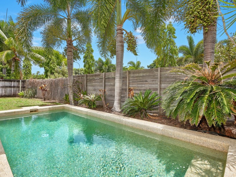 12 SAVAII CLOSE, Palm Cove QLD 4879