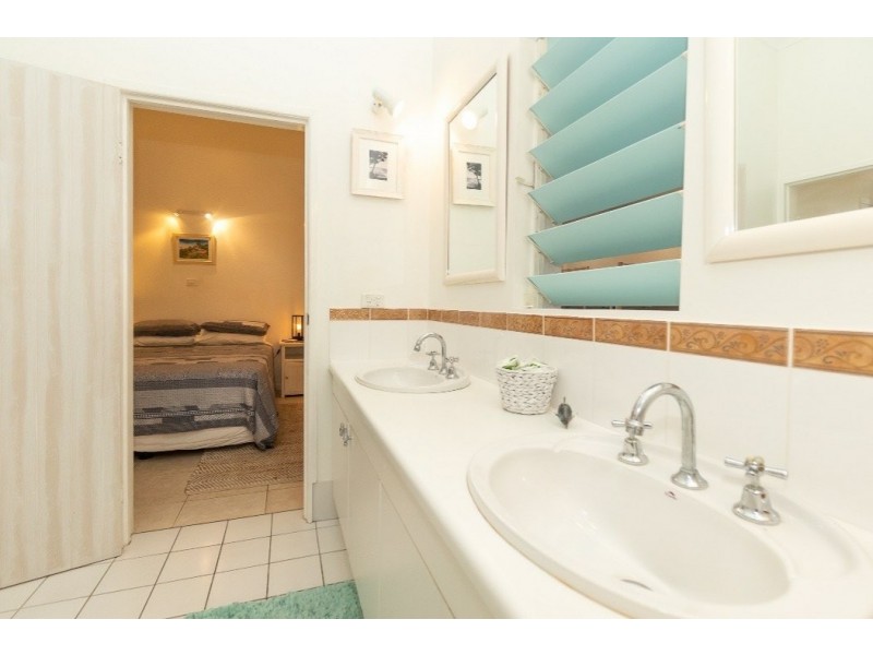 36 Hibiscus Lane, Holloways Beach QLD 4878