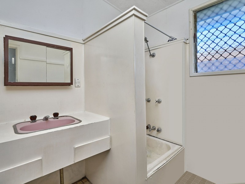 7 Creedy Street, Westcourt QLD 4870