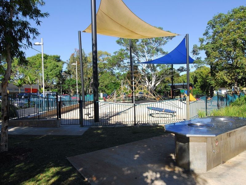 16 Gillian Street, Beachmere QLD 4510