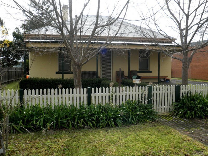 27 Oaks Road, Thirlmere NSW 2572