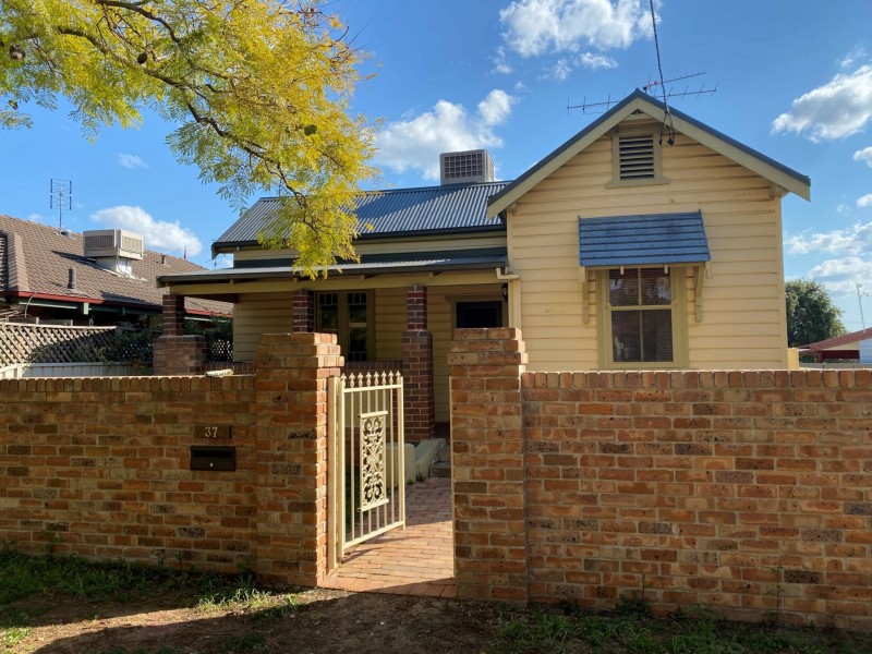 37 Crown Street, West Tamworth NSW 2340