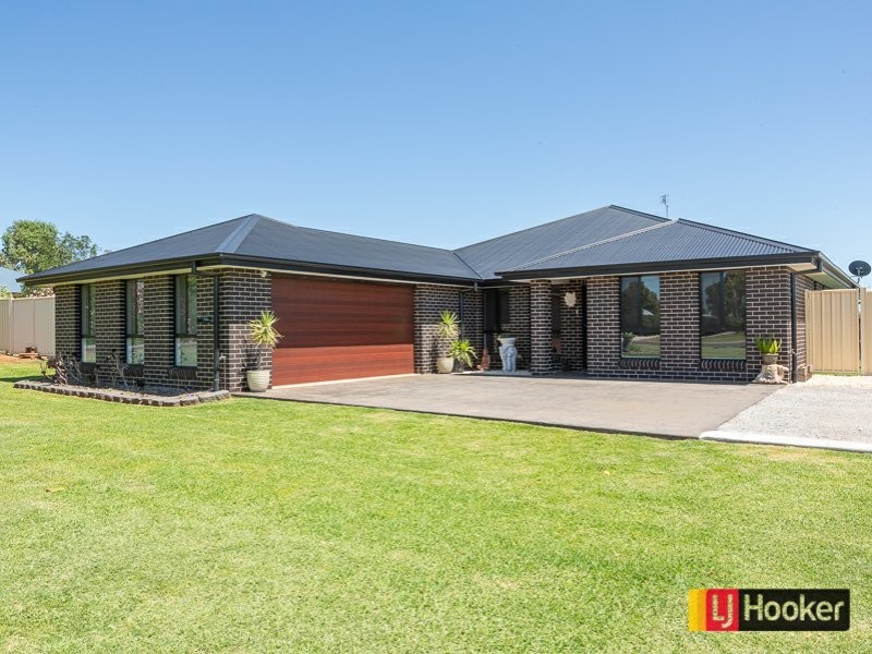 8 Landsborough Close, Tamworth NSW 2340