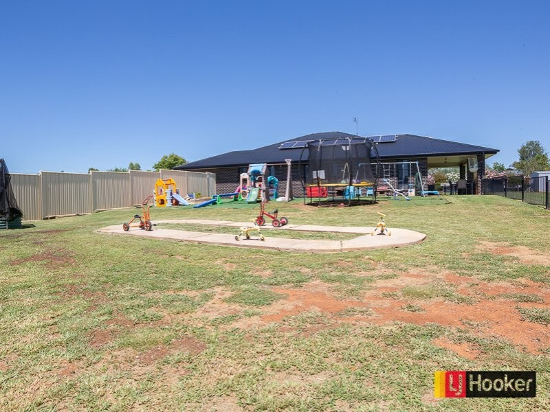 8 Landsborough Close, Tamworth NSW 2340