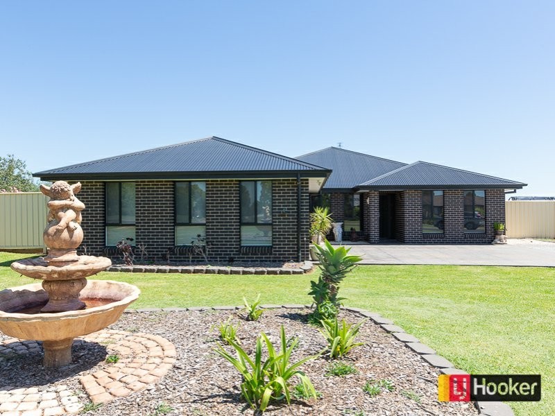 8 Landsborough Close, Tamworth NSW 2340