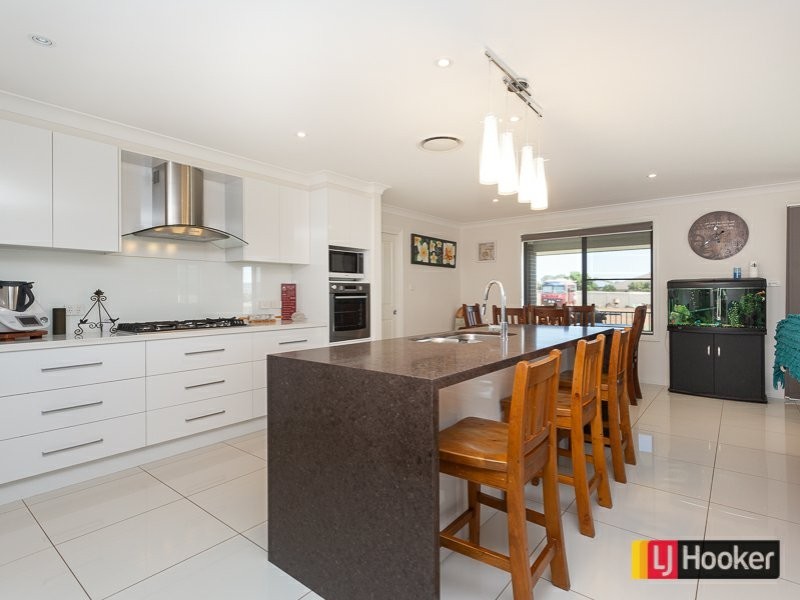 8 Landsborough Close, Tamworth NSW 2340