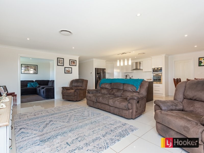 8 Landsborough Close, Tamworth NSW 2340