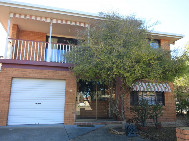 2/11 Illoura Street, Tamworth NSW 2340