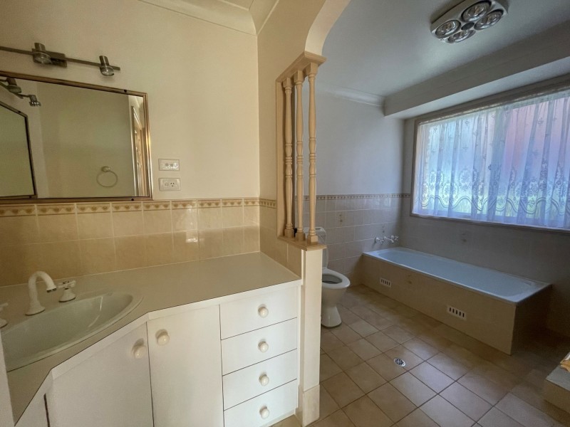 8 Caloola Street, Hillvue NSW 2340