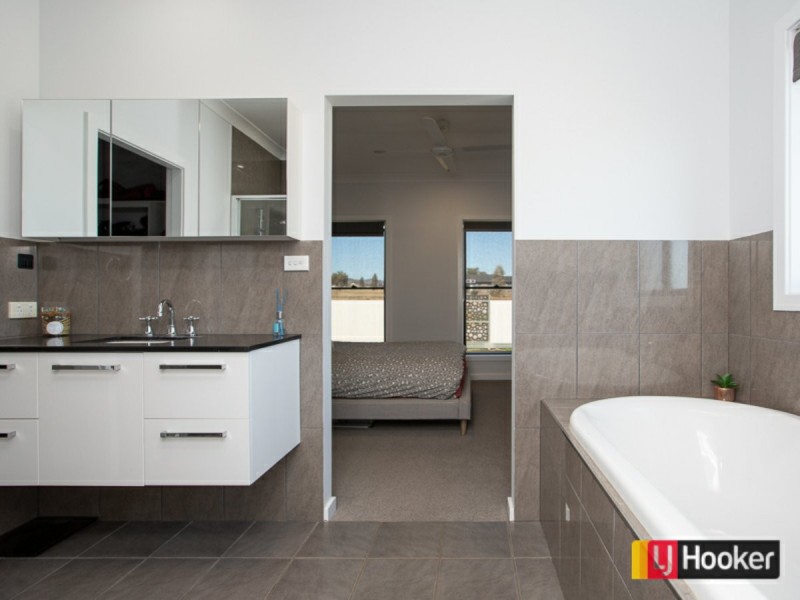 18 Horseshoe Place, Tamworth NSW 2340