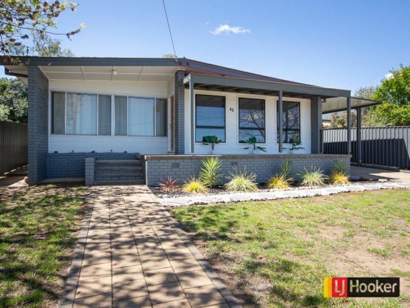 42 Manilla Road, Tamworth NSW 2340