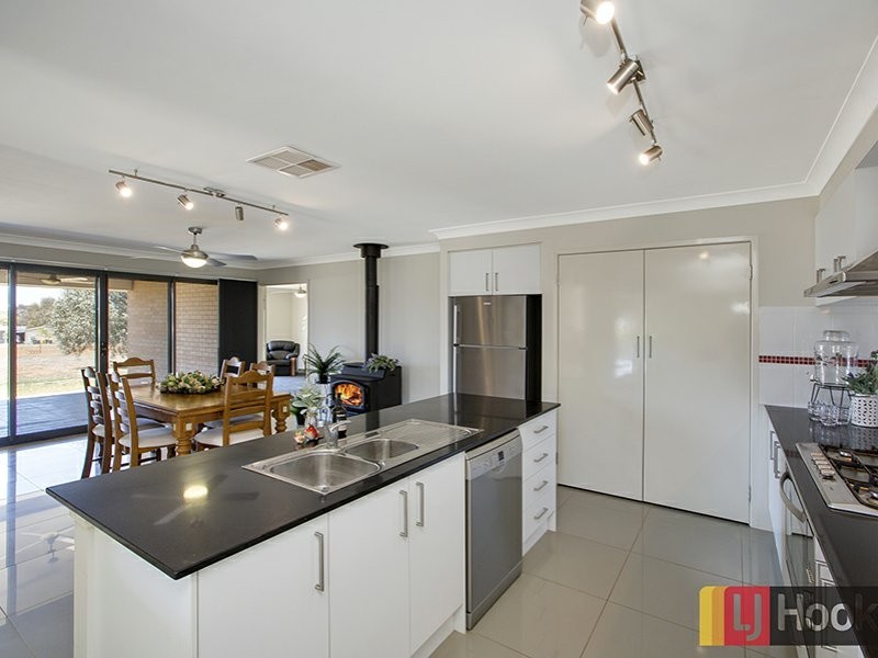 15 Landsborough Close, Tamworth NSW 2340