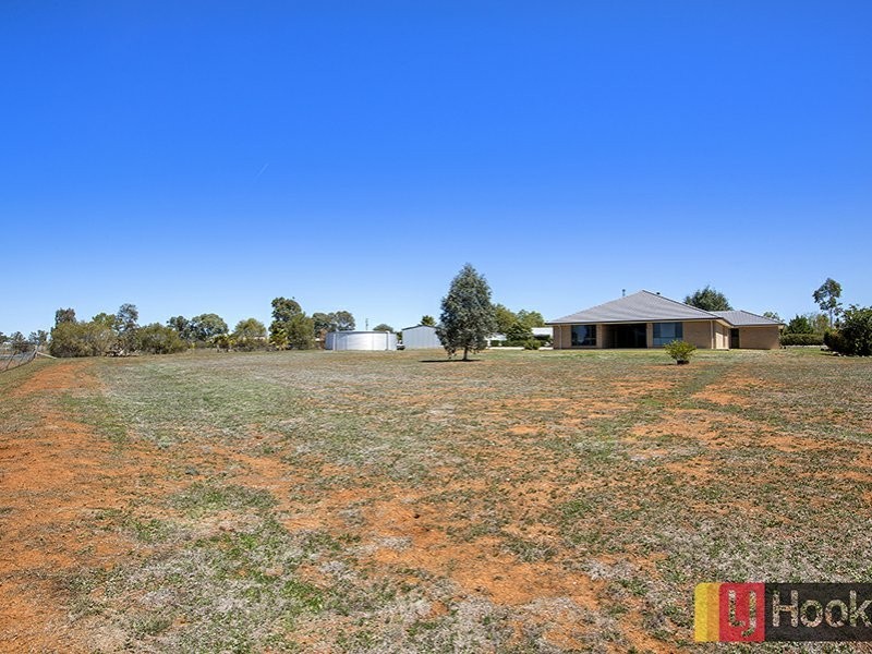 15 Landsborough Close, Tamworth NSW 2340