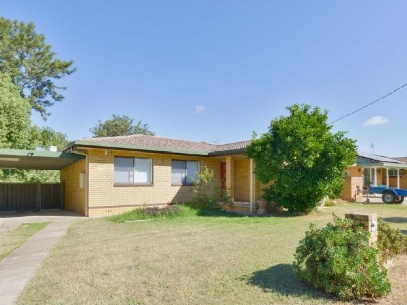 111 Manilla Road, Tamworth NSW 2340