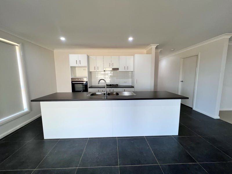 11 Explorers Way, Westdale NSW 2340