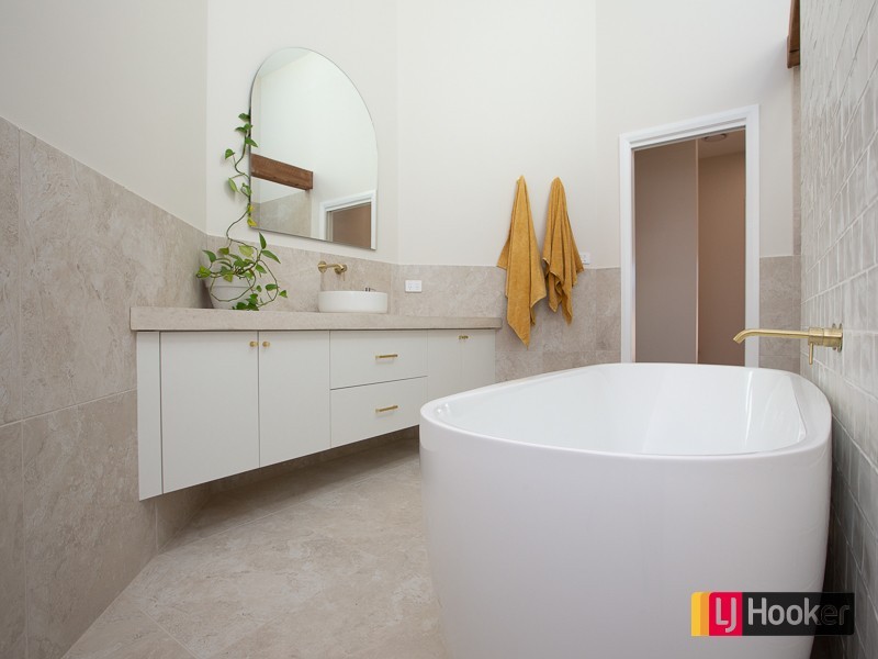 11 Potts Parade, Moore Creek NSW 2340