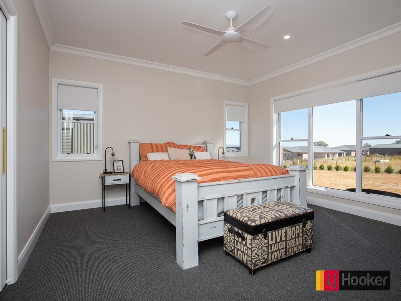 11 Potts Parade, Moore Creek NSW 2340