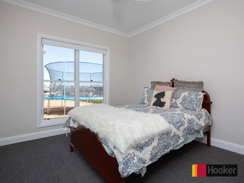 11 Potts Parade, Moore Creek NSW 2340