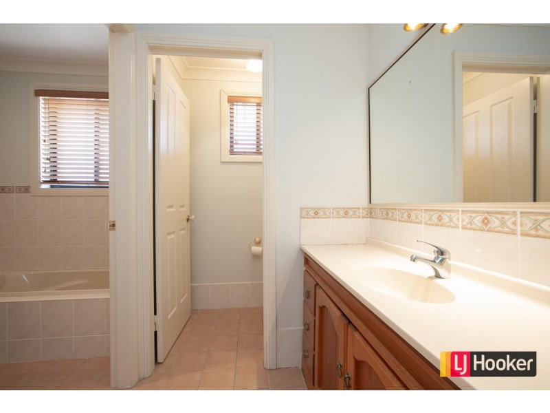1/2 The Mews, Hillvue NSW 2340