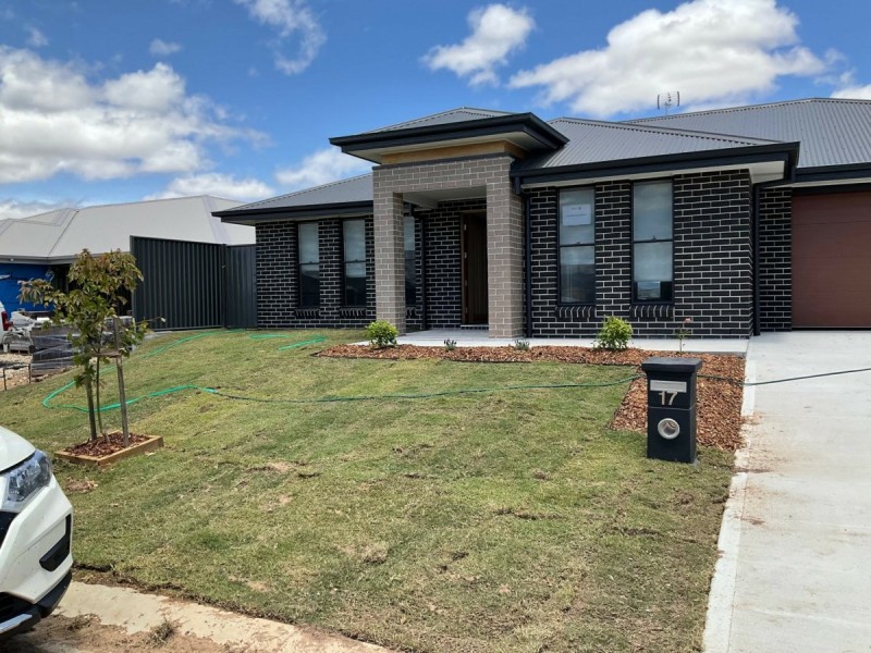 17 Gilbert Drive, Westdale NSW 2340